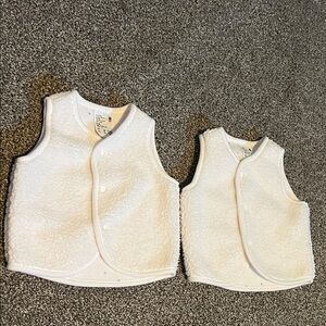 BNWOT super soft & warm Uniqlo 3-6M Twins White Fuzzy Vest Set!